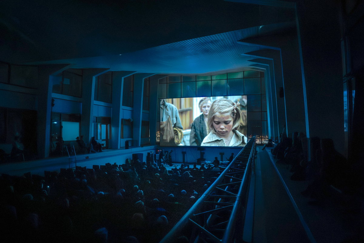 Fullsatt premiere under TIFF 2026 på Alfheim svømmehall. Foto: Andie Szatmári